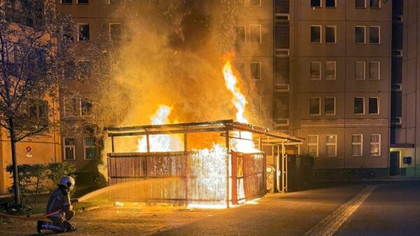 Im Innenhof der Plattenbauten zwischen Alaun- und Königsbrücker Straße hat es am frühen Montagmorgen gebrannt. Foto: Feuerwehr Dresden