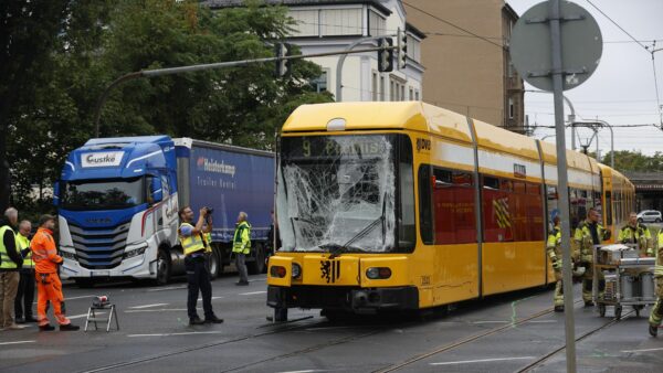 Mit Hilfe der Feuerwehr wurden Straßenbahn und Sattelschlepper voneinander getrennt. Foto: Florian Varga