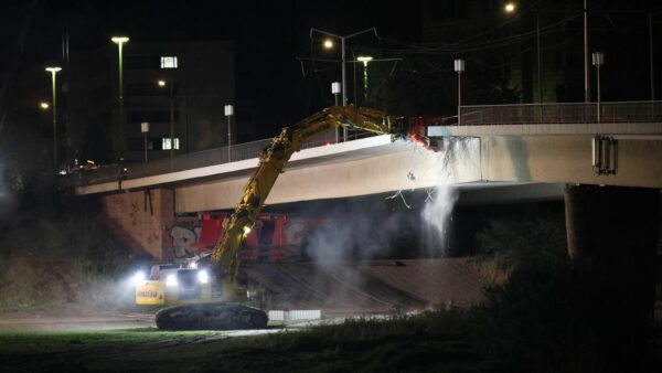 Nach den Sprengungen kam ein Abrissbagger zum Einsatz. Foto: Florian Varga