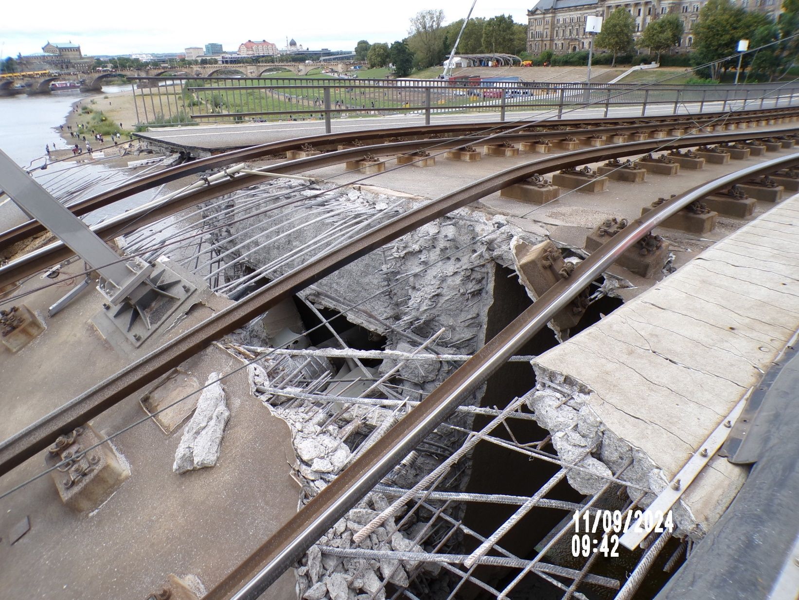 Wie man auf dem Foto erkennen kann, ist der Beton der Brücke von verschiedenen Strängen und Glieder durchzogen. Offenbar war ein Teil davon durch verschiedene Einwirkungen gerostet. Foto: Straßen - und Tiefbauamt