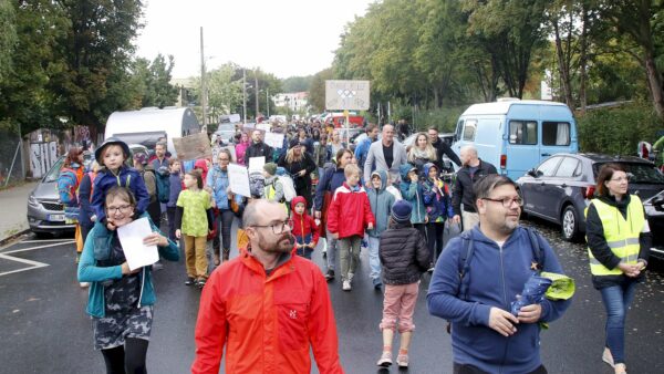 Rund 300 Eltern und Kinder zogen laut durch das Hecht-Viertel, um auf das Dilemma der maroden Turnhalle aufmerksam zu machen. Foto: Anton Launer