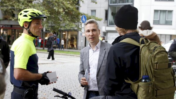 Fachdienstleiter des Verkehrsüberwachungsdienstes Dresden der Verkehrspolizei, Kiraly und Baubürgermeister Kühn sprechen einen Radfahrer an. Foto: Anton Launer