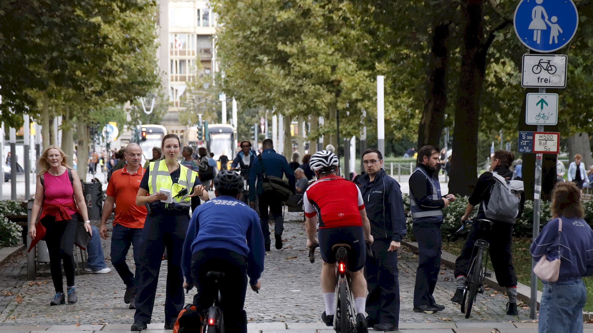 Polizei und Ordnungsamt sprachen mehrere Radfahrende an und verteilten Postkarten. Foto: Anton Launer