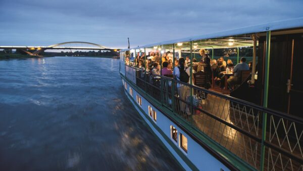 Ab Sonnabend kann man wieder elbaufwärts dampfern. Die Ablegestelle ist in der Nähe der Albertbrücke. Foto: Weiße Flotte