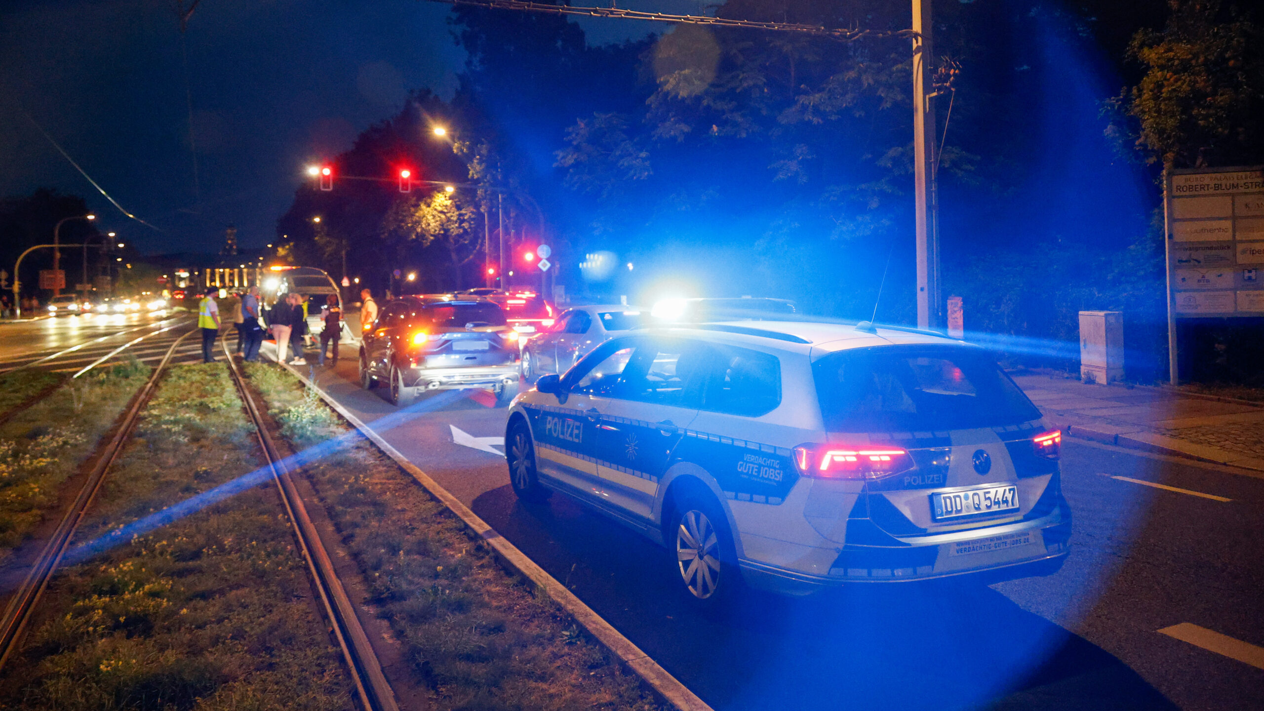 Polizisten nahmen den Sachverhalt auf. - Foto: Florian Varga