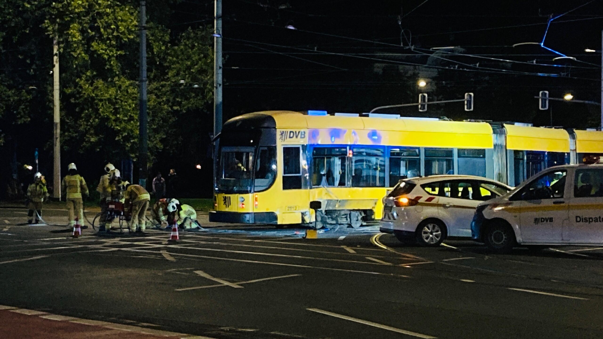 Die Feuerwehr hebt die Straßenbahn wieder in das Gleis. Foto: Florian Varga