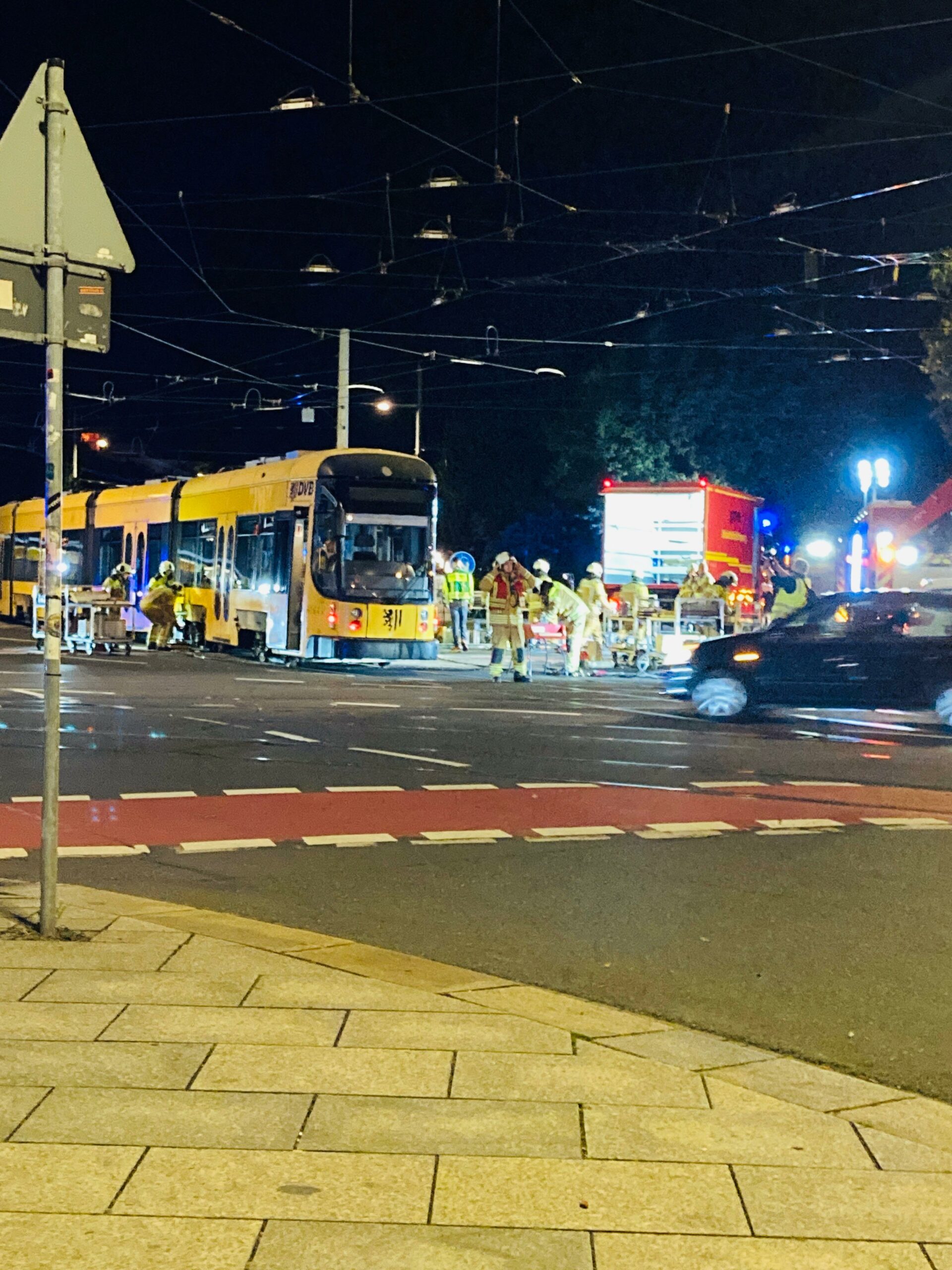 Die Feuerwehr hebt die Straßenbahn wieder in das Gleis. Foto: Florian Varga 