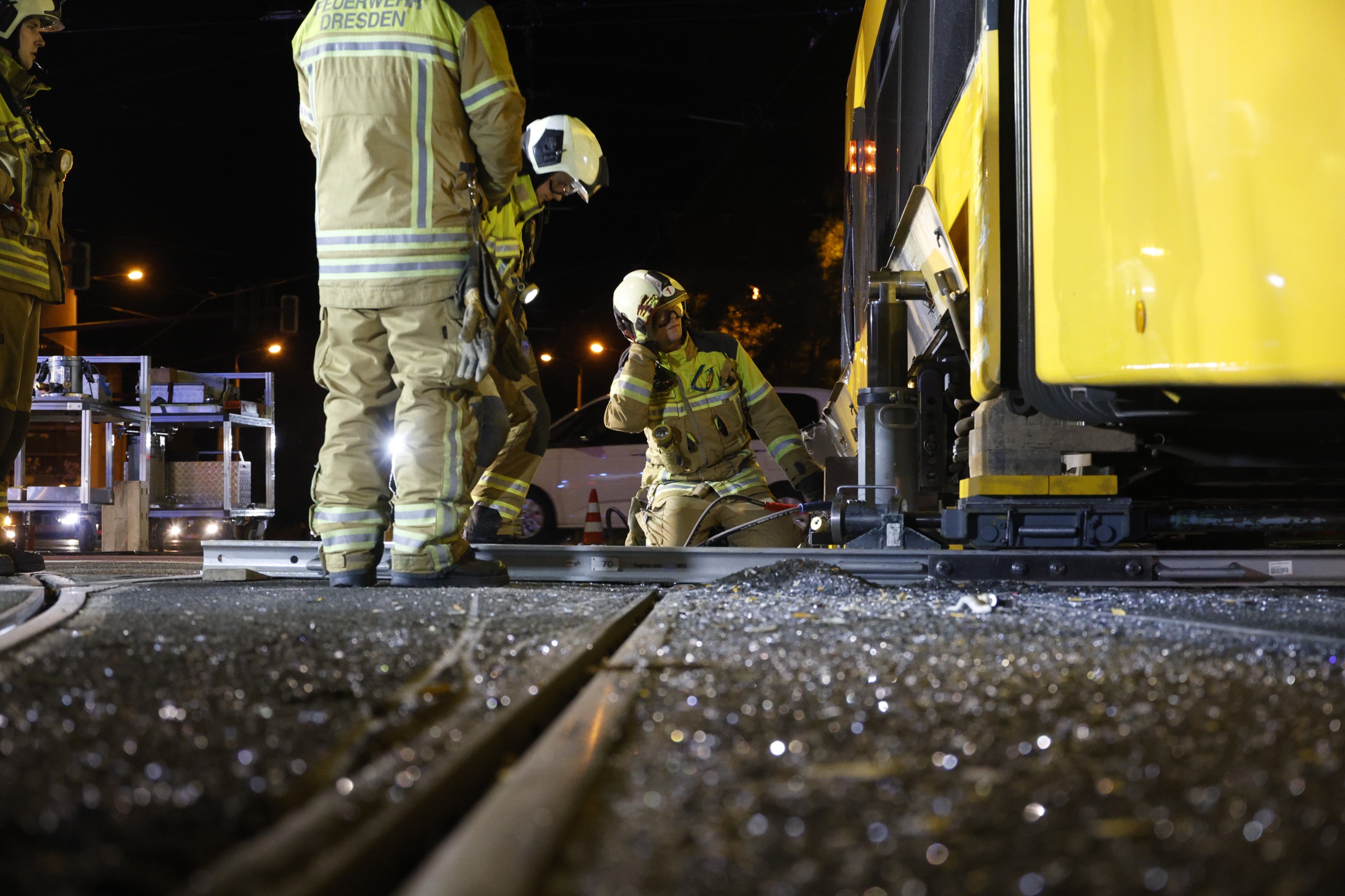 Mit hydraulischen Pressen wurden die tonnenschweren Straßenbahnwagen angehoben. Foto: Florian Varga