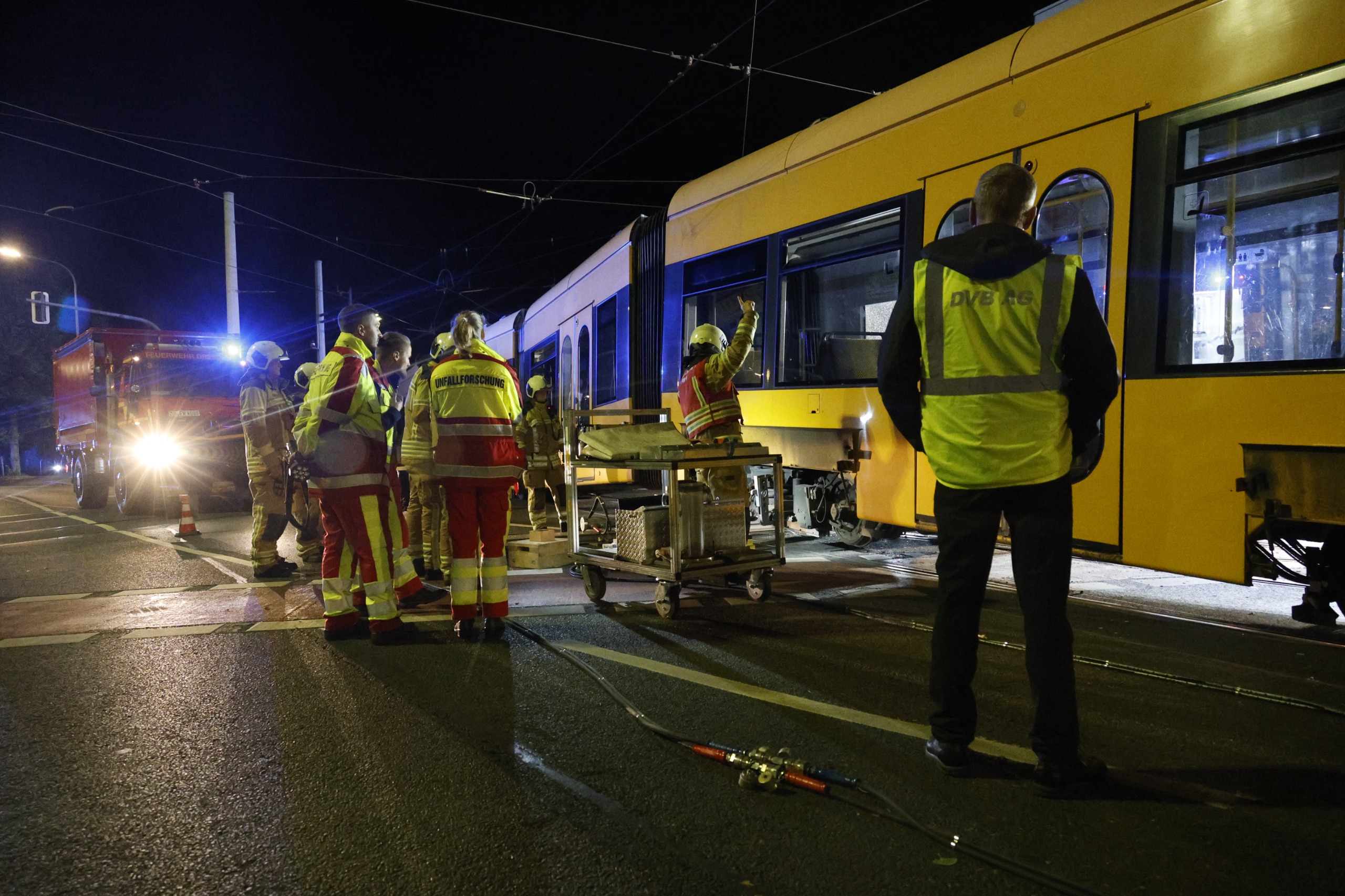 Bis etwa 23 Uhr arbeiteten die Feuerwehrleute, um die Bahn wieder in ihr Gleis zu setzen. Foto: Florian Varga