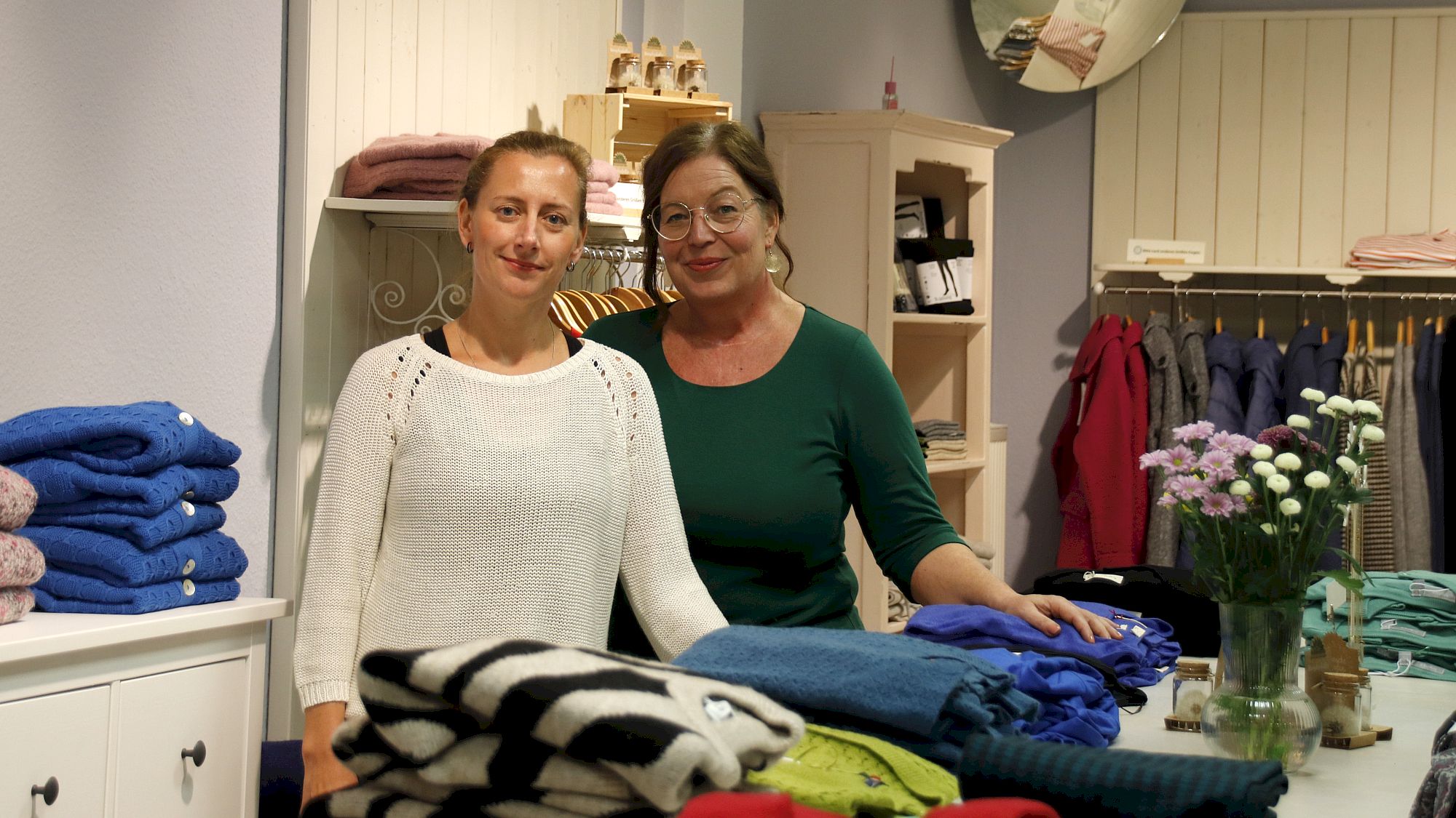 Simone Bendlin und Claudia Gallwitz führen das Gänseblum in der Hauptstraße. Foto: Anton Launer