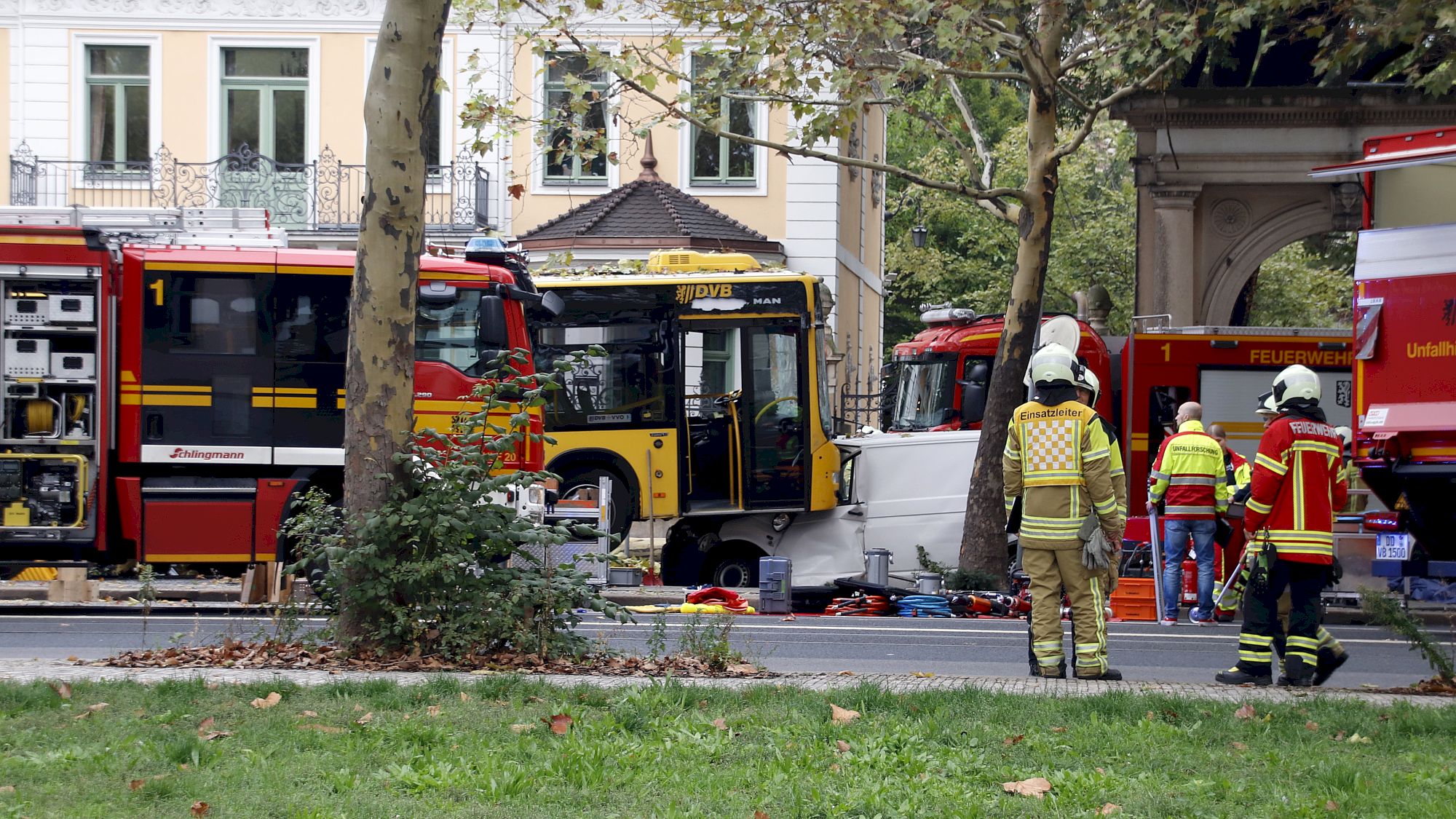 Die Feuerwehr versorgte die Verletzten und leitete Bergungsarbeiten ein. Foto: Anton Launer