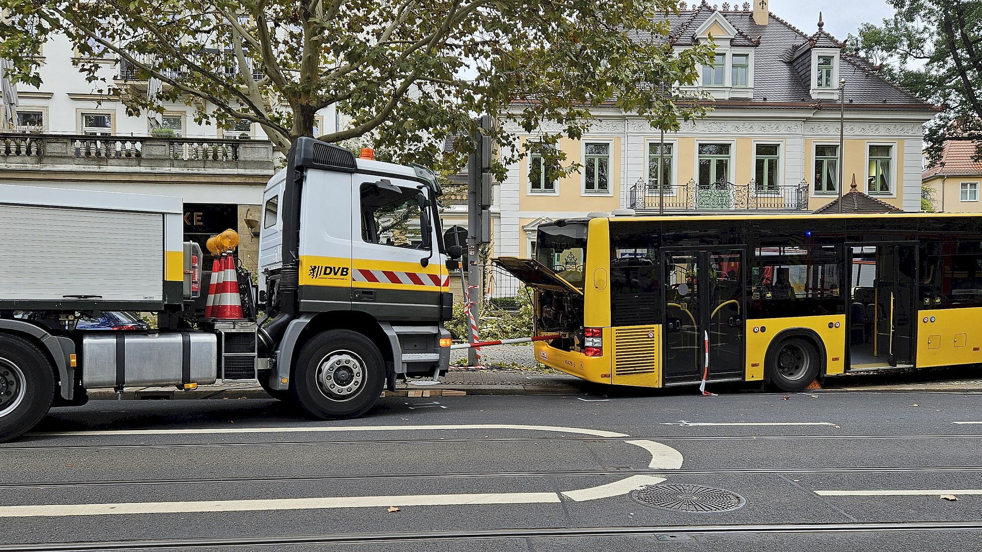 Mit schweren Gerät zogen die DVB ihren Bus wieder vom Radweg. Foto: Anton Launer