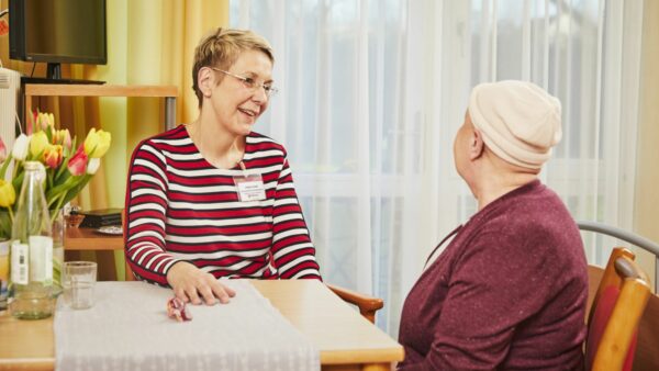 In stationären Hospizen werden Schwerstkranke und Sterbende betreut, deren verbleibende Lebenszeit absehbar ist, die im Krankenhaus austherapiert sind und die nicht zu Hause wohnen bleiben können oder möchten. Hier ist palliativpflegerische und -medizinische Betreuung rund um die Uhr gewährleistet. Auch im stationären Hospiz stehen ehrenamtliche Mitarbeiterinnen und Mitarbeiter für Gespräche und Freizeitaktivitäten zur Verfügung oder halten im Sterben Sitzwachen am Bett. Foto: Lisa Beller/Malteser