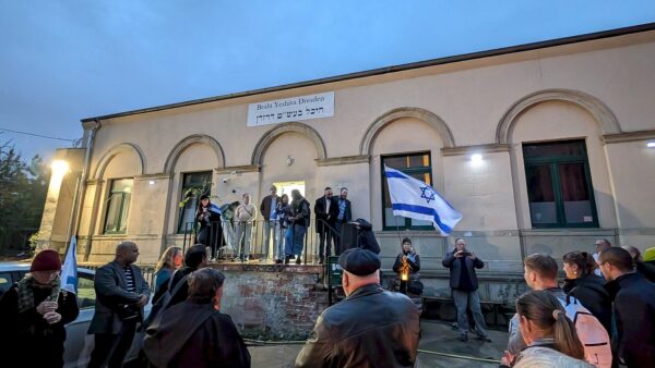 An der neuen Synagoge in Dresden Neustadt gedachten die Menschen des Überfalls der Hamas am 7. Oktober 2023. Foto: Felix Göhler