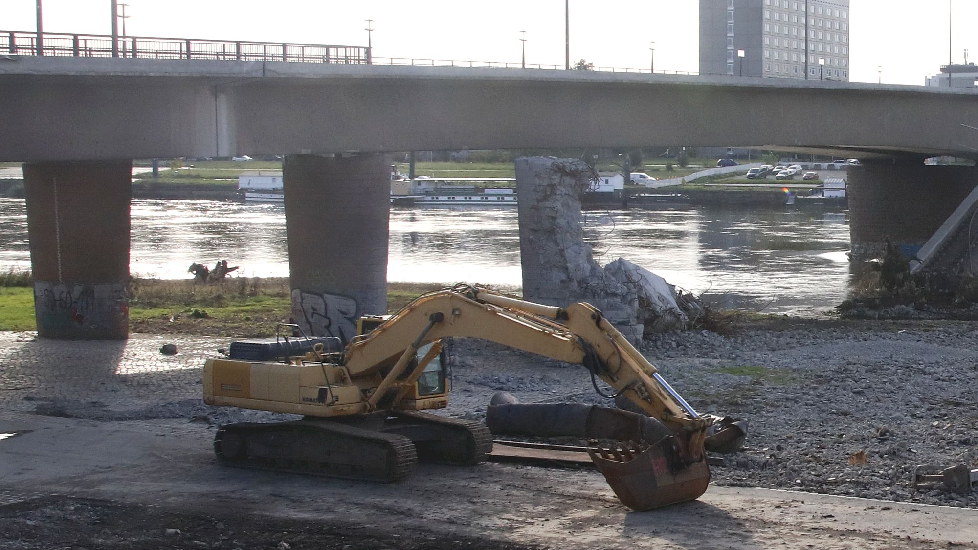 Der Elberadweg ist unter der Carolabrücke aktuell nicht befahrbar. Foto: Anton Launer