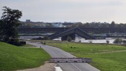 Seit dem Brückeneinsturz ist der Elberadweg gesperrt. Foto: Anton Launer