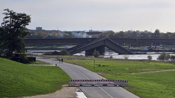 Seit dem Brückeneinsturz ist der Elberadweg gesperrt. Foto: Anton Launer