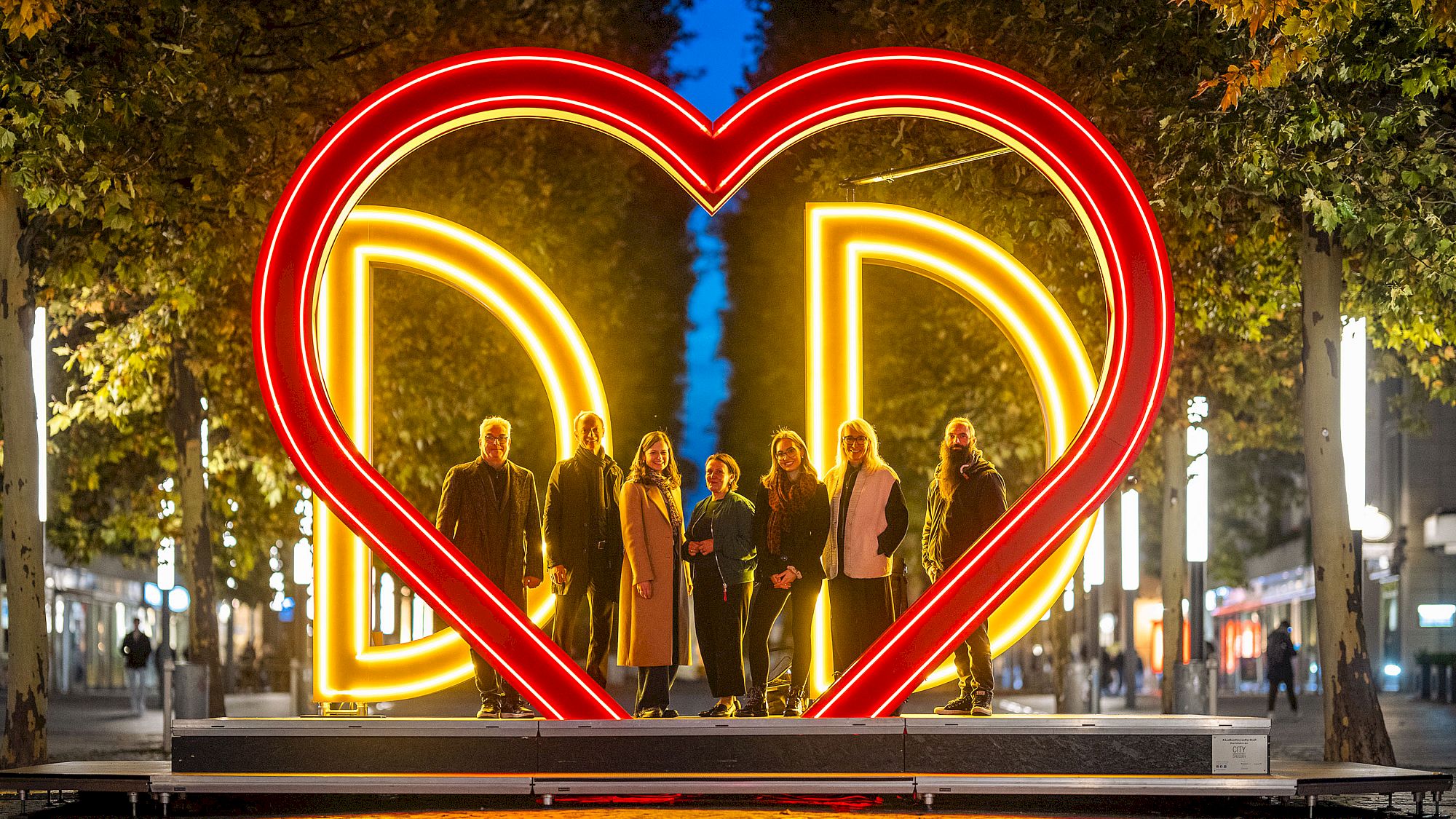 Im Herz posieren vertreter der Initiative "Hauptsache Hauptstraße" und vom Citymanagement. Ganz rechts im Bild, der Erbauer des Herzens mit Doppel-D: Lutz Pfüller - Foto: Citymanagement, Tobias Roetsch