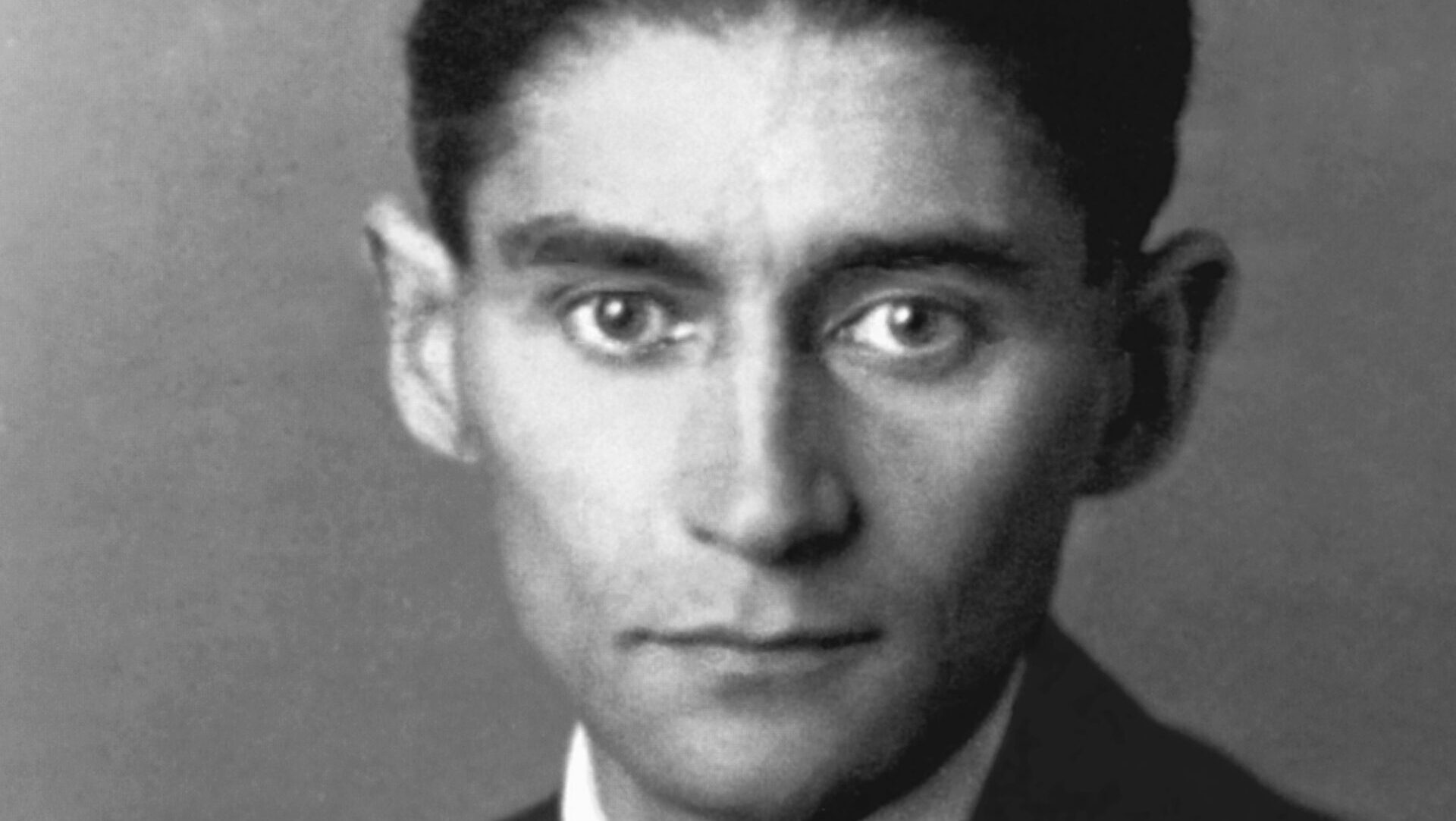 Ausstellung "Kafka und Prag" in der Neustadt-Bibo Franz Kafka im Jahr 1923 - Fotograf unbekannt, gemeinfrei