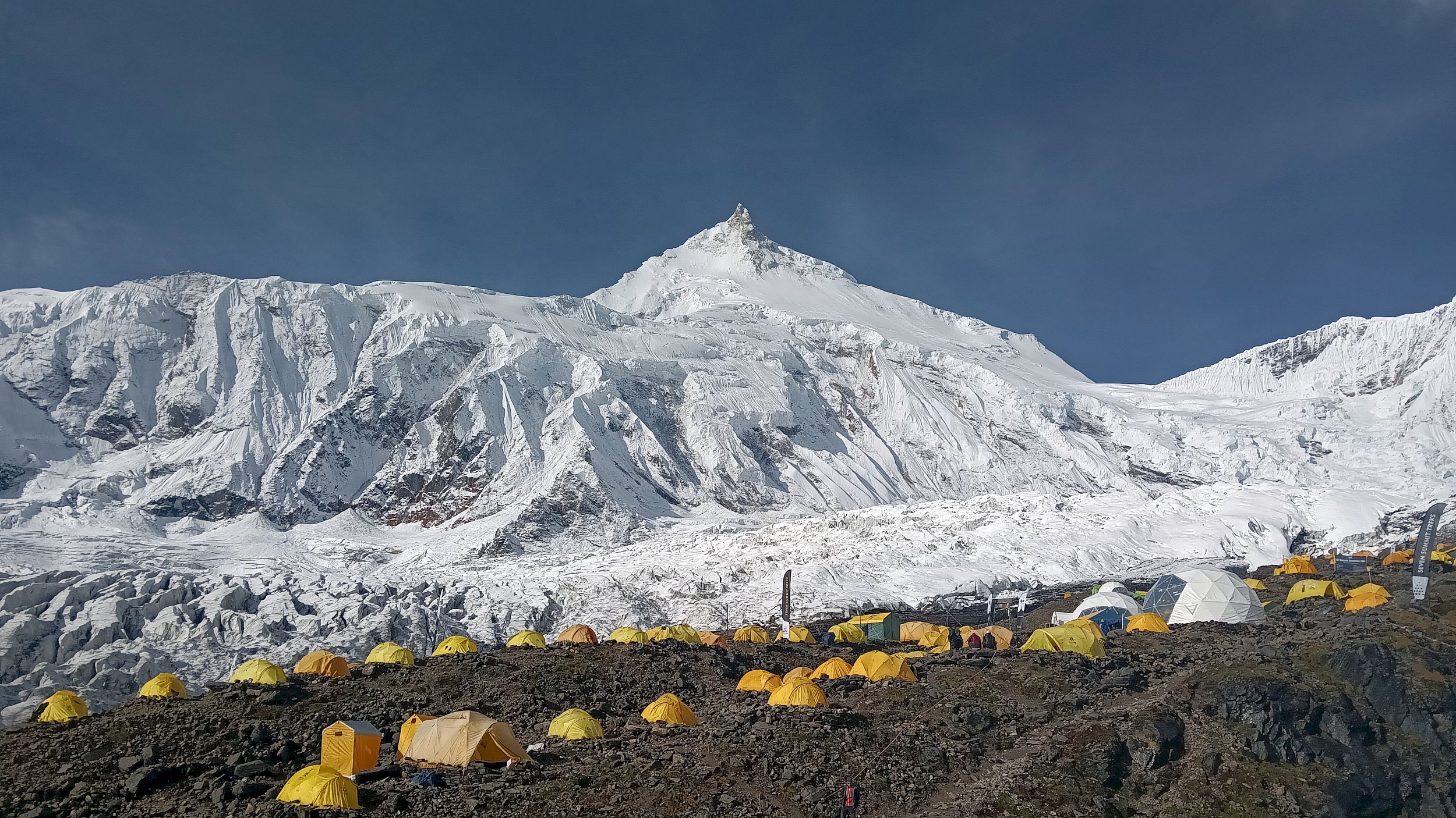 Bis zu 500 Bergsteiger und Helfer campieren in den Lagern am Manaslu.