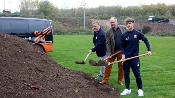 Der Vorstandsvorsitzende des SC Borea Johannes Wanzek, Oberbürgermeister Dirk Hilbert und Borea-U17-Torhüter Wiktor Lasica beim symbolischen "Ersten Spatenstich" für das Großprojekt - Foto: Stadtverwaltung Dresden