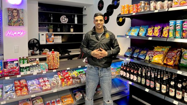 Chef Sam Youssfi im neuen Spätshop „Déjà Vu“ auf der Louisenstraße