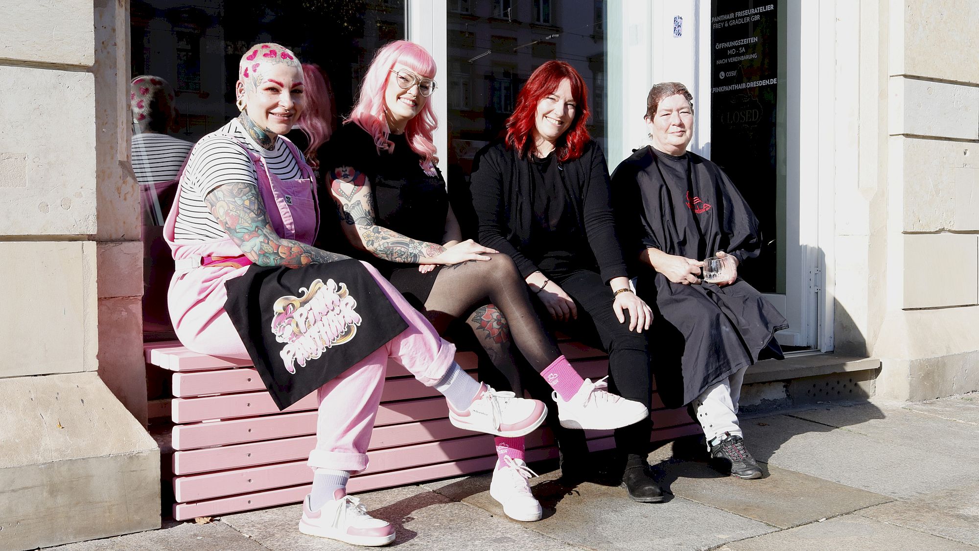 Mit Kundin und Mama auf der rosa Sonnenbank vor dem Schaufenster: Sarah Grädler und Susanne Frey - Foto: Anton Launer