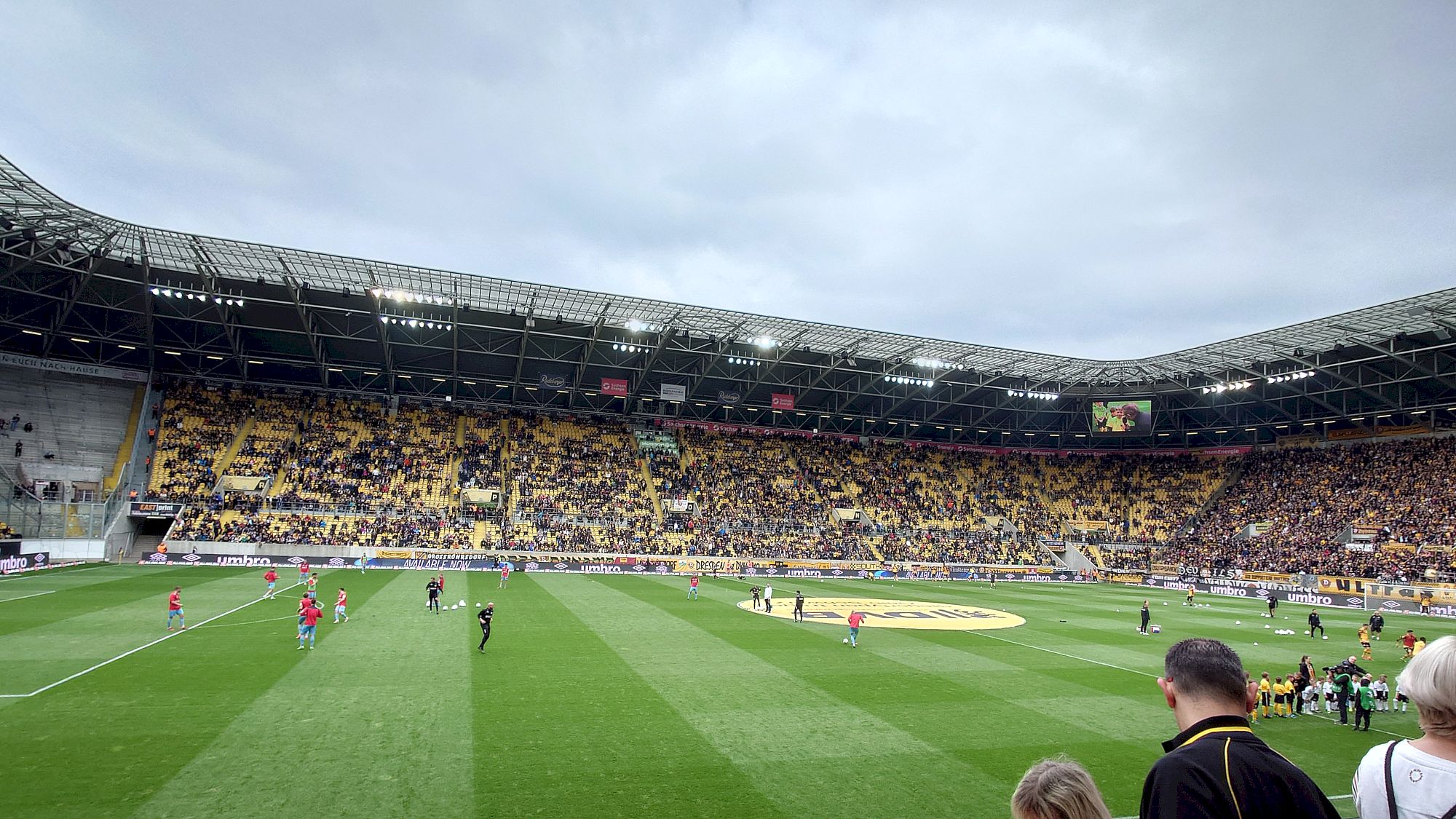 Dynamo Dresden spielt im Rudolf-Harbig-Stadion - Foto: Anton Launer