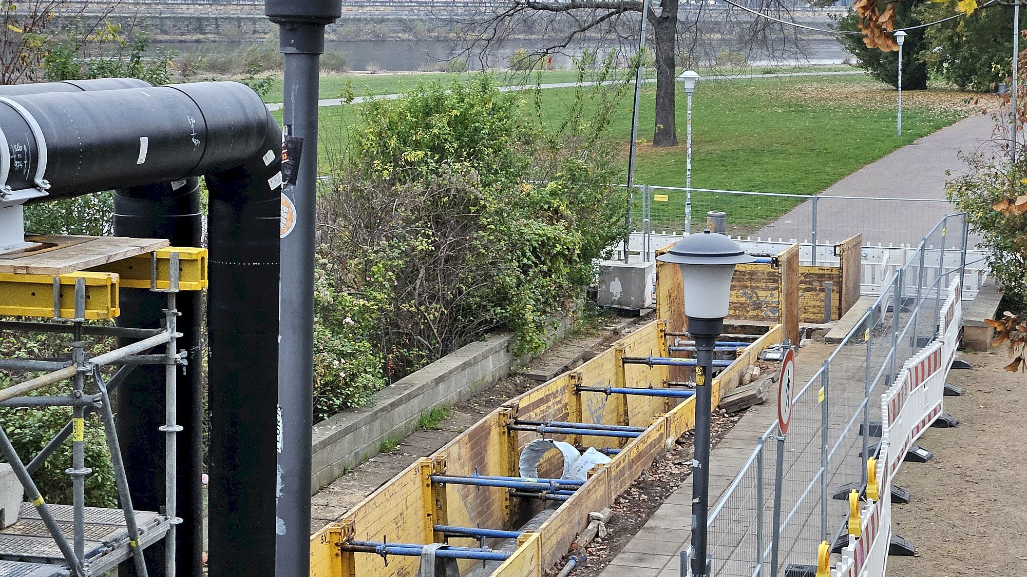 Unterhalb des Blockhauses führt die Fernwärmeleitung wieder in die Erde und wird mit dem Neustädter Netz verknüpft. Foto: Anton Launer