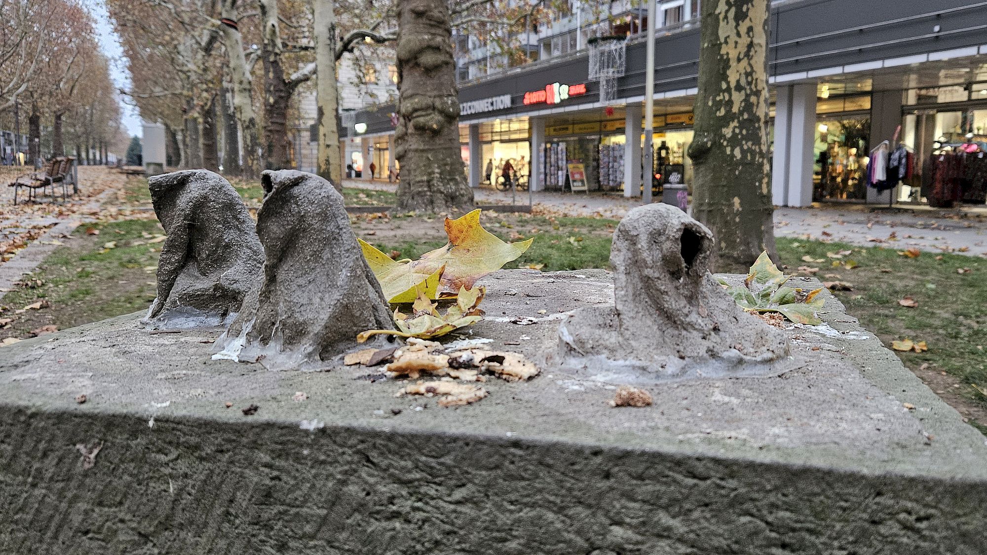 Winzige Tode zieren einen der noch freien Sockel. Foto: Anton Launer