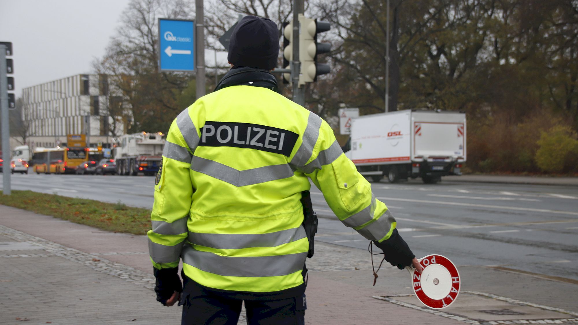 Auf der Stauffenbergallee kontrollierte die Dresdner Polizei heute morgen den Verkehr. Foto: Anton Launer