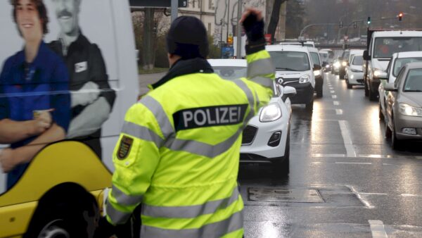 Auf der Stauffenbergallee kontrollierte die Dresdner Polizei heute morgen den Verkehr. Foto: Anton Launer