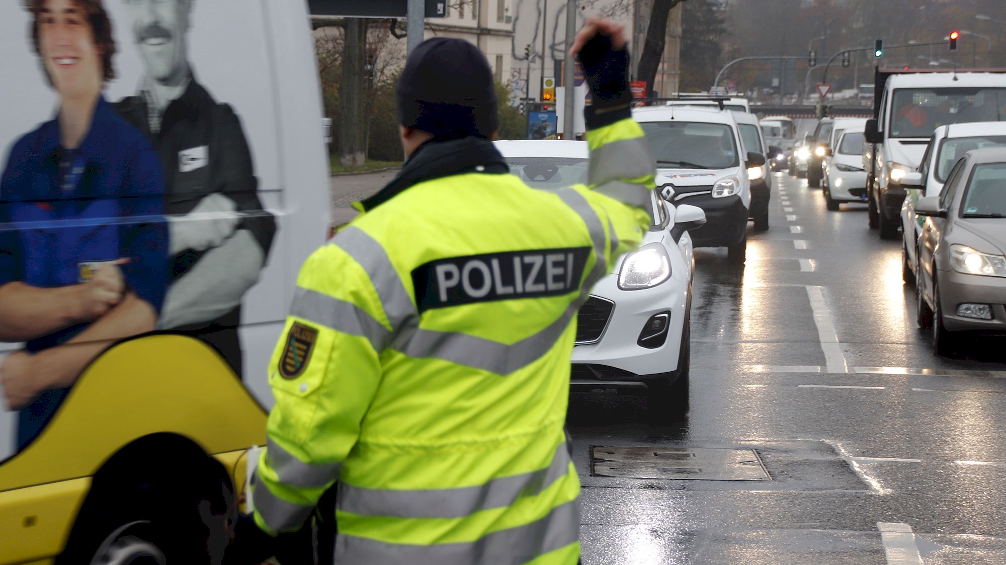 Auf der Stauffenbergallee kontrollierte die Dresdner Polizei heute morgen den Verkehr. Foto: Anton Launer