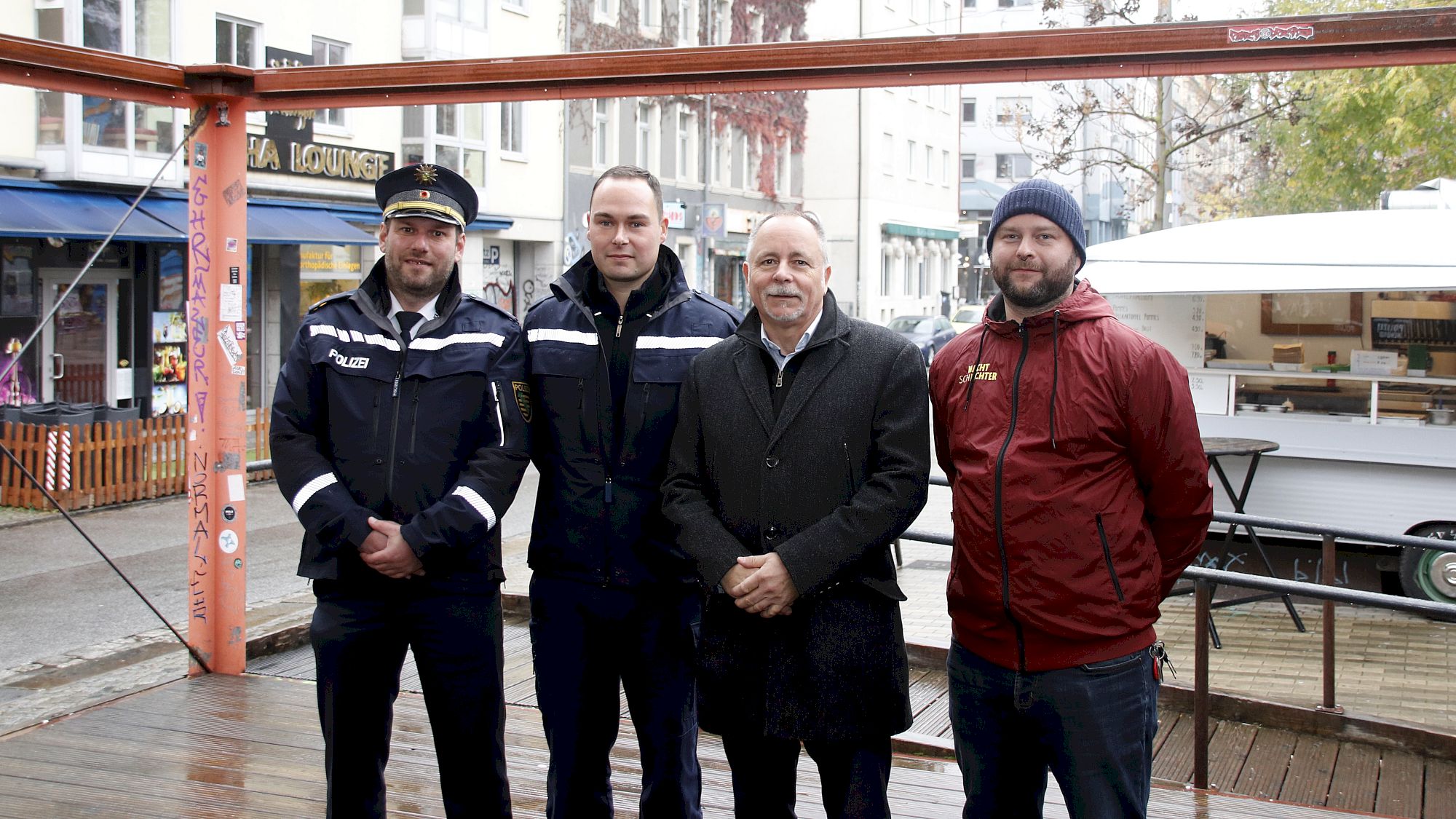 Revierleiter Jürgen Kunath, Stefan Schindler (Gemeindlicher Vollzugsdienst), Stadtbezirksamtsleiter André Barth und Nachtschlichter-Koordinator Alessandro Finke. Foto: Anton Launer