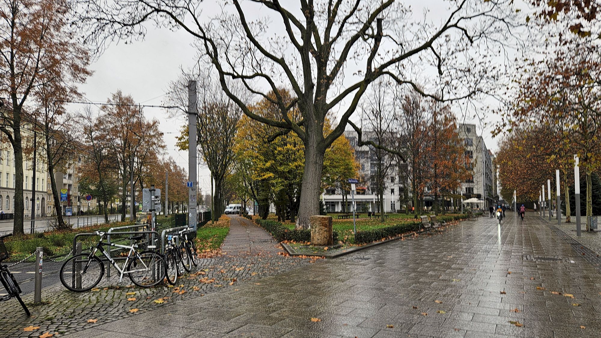 Vom Jorge-Gomondai-Platz zur Sarrasanistraße führt dieser kleine, wenig begangene Fußweg. Foto: Anton Launer