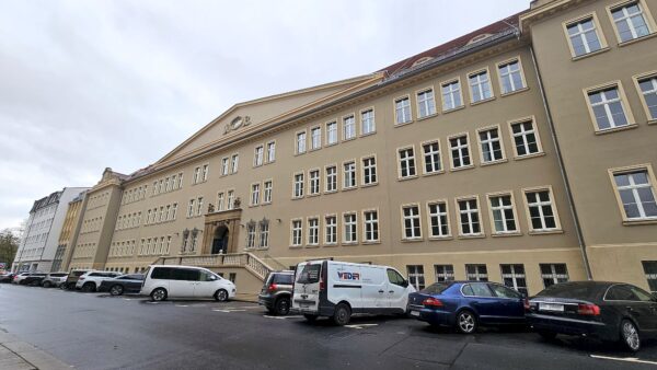 Ansicht des Berufsschulzentrums von der Melanchthonstraße - Foto: Anton Launer