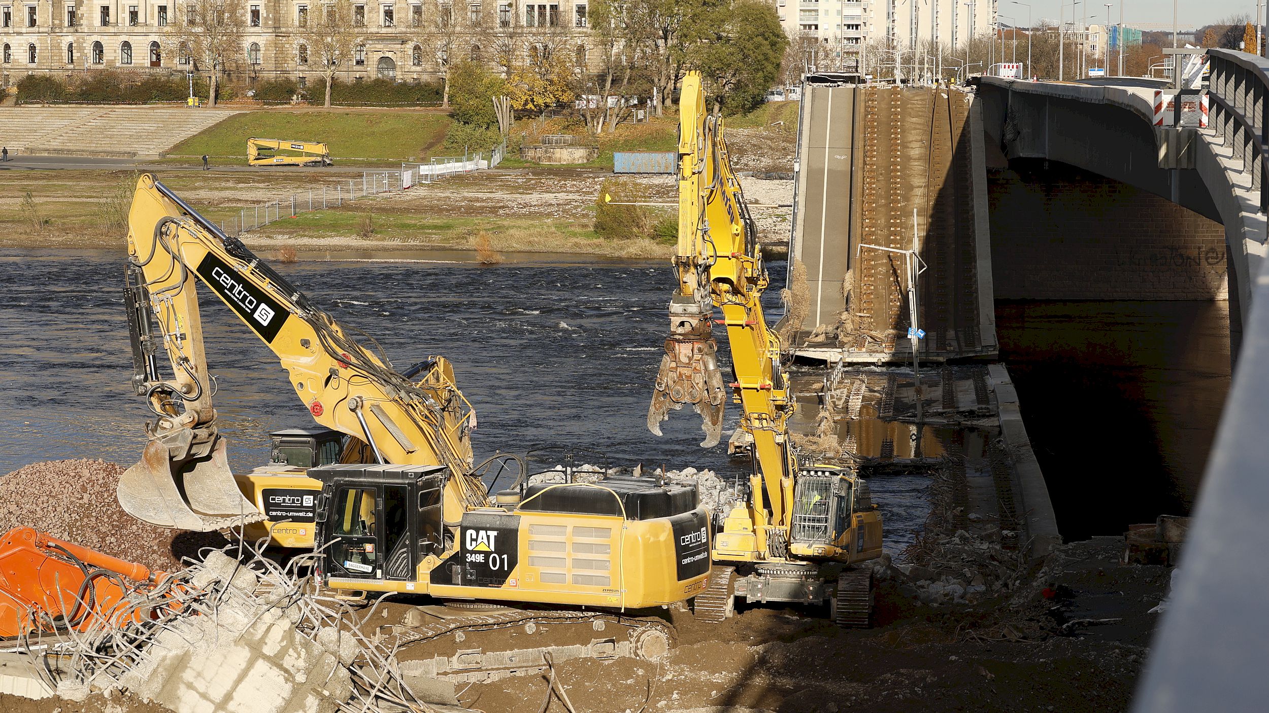 Die Reste des Brückenzuges C werden derzeit von der Altstädter Seite aus abgetragen. Foto: Florian Varga