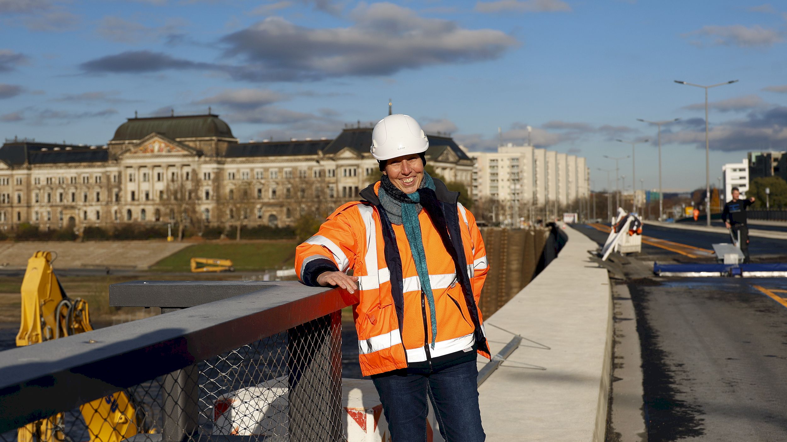 Bauingenieurin Grit Ernst erläuterte vor Ort den Stand der Abrissarbeiten an der Brücke. Foto: Florian Varga