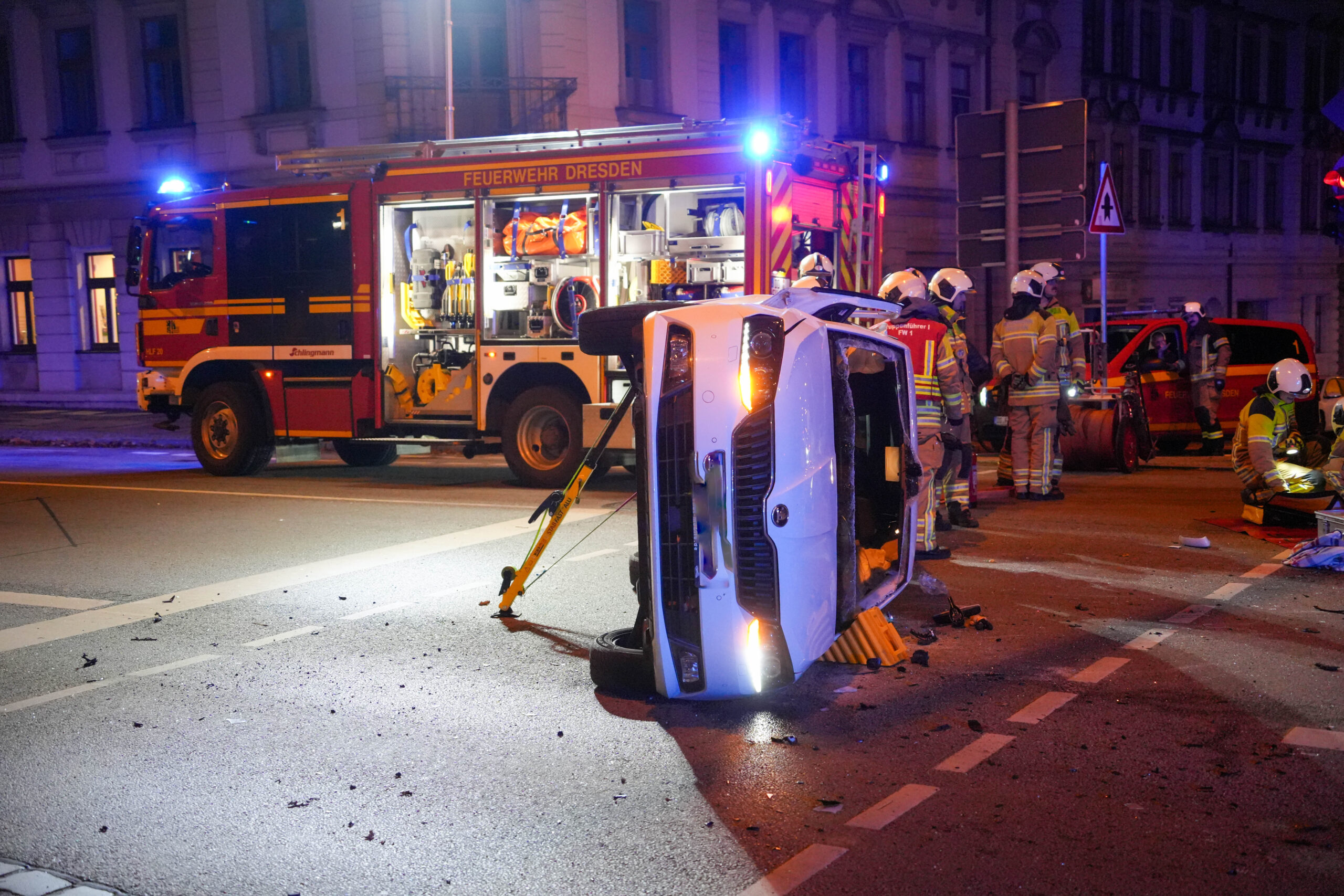 Der Skoda Fabia lag nach dem Zusammenstoß auf der Seite. Foto: Feuerwehr Dresden