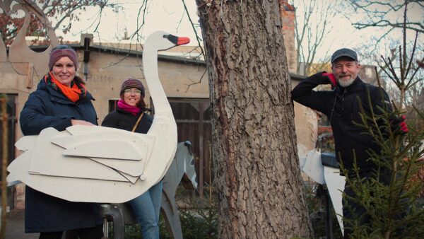 Christin, Janet und Daniel gehören zu der Nachbarschaft, die Weihnachten an der Fabrik organisieren.