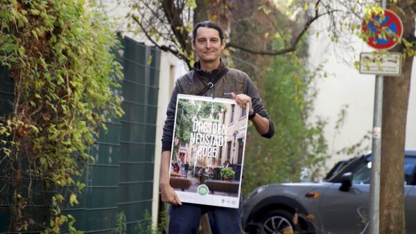 Stephan Böhlig mit dem Kalender für 2024 - Foto: Anton Launer