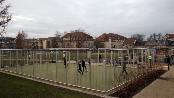 Der eingezäunte Bolzplatz wird schon eifrig genutzt. Foto: Anton Launer