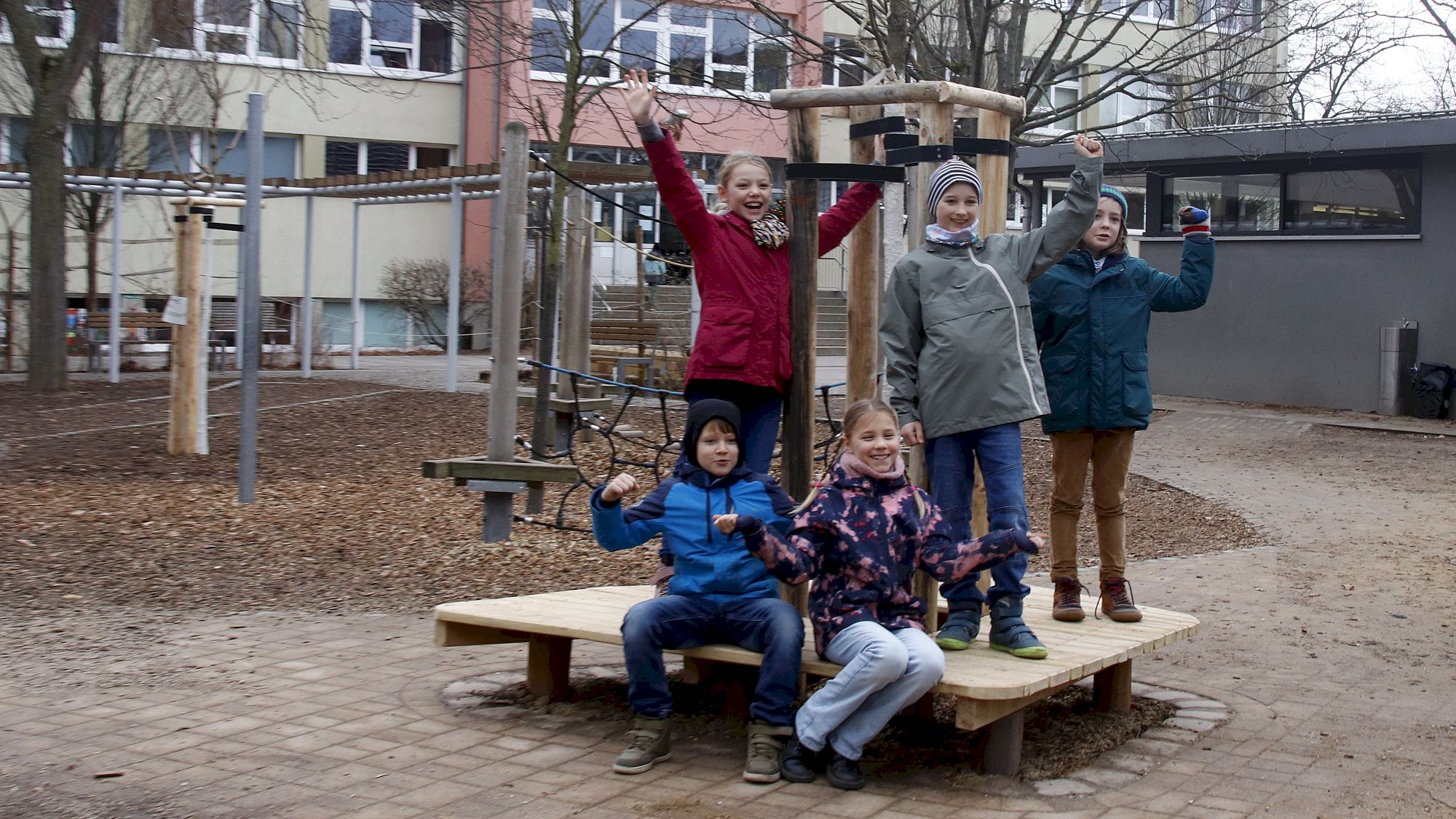 Freuen sich über die neuen Bäume und mehr Schatten auf dem Schulhof - die Kids der 3. Klasse der 4. Grundschule - Foto: Anton Launer