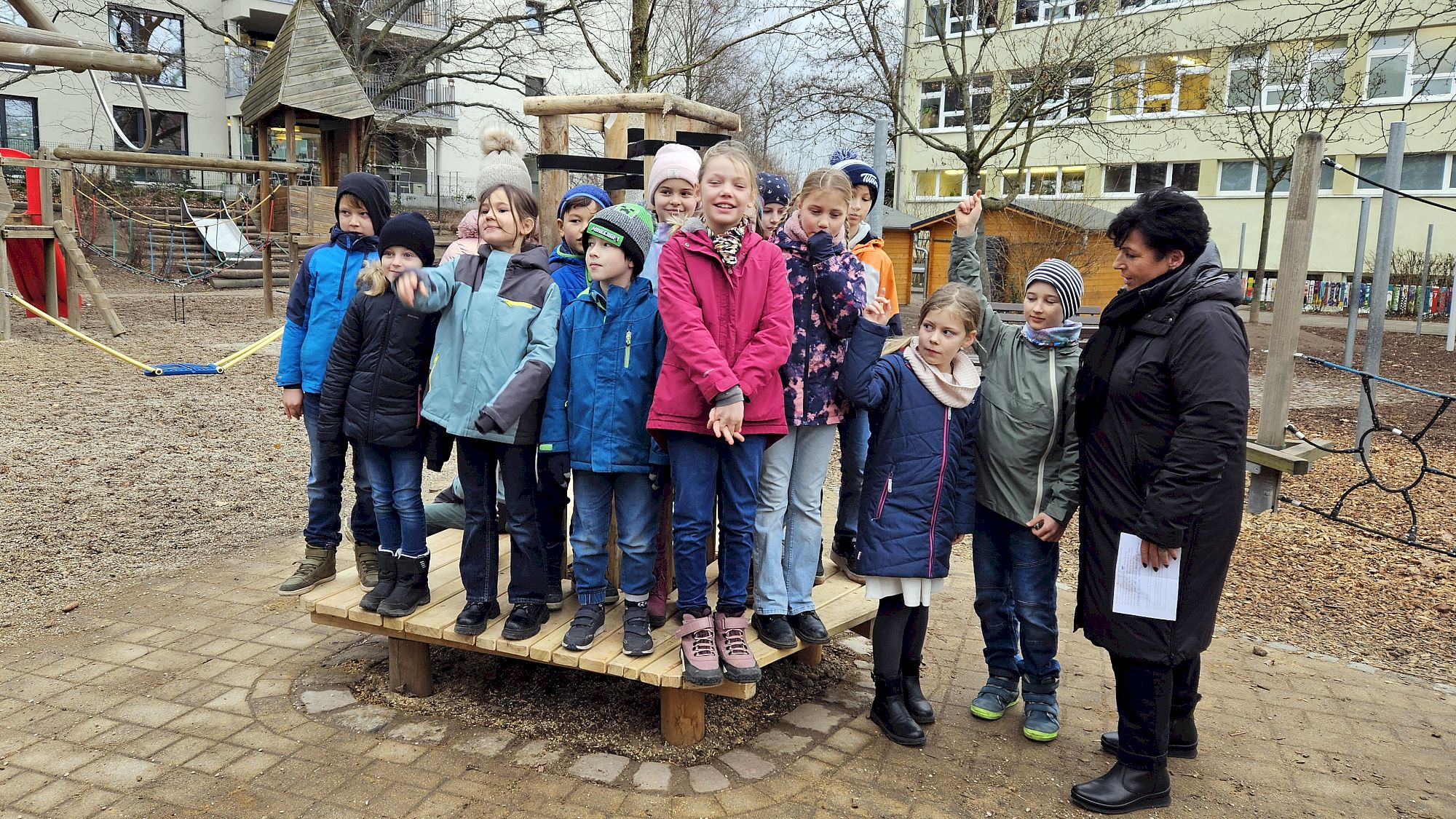 Freuen sich über die neuen Bäume und mehr Schatten auf dem Schulhof - die Kids der 3. Klasse der 4. Grundschule - Foto: Anton Launer