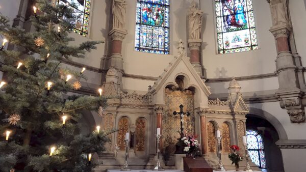 Weihnachtlich geschmückte Martin-Luther-Kirche - Foto: Kirchgemeinde