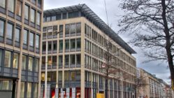 In diesem Haus zwischen Hoyerswerdaer und Glacisstraße befindet sich das Stadtbezirksamt. In der Regel einmal im Monat treffen sich hier die Stadtbezirksbeiräte zur Sitzung. Foto: Anton Launer