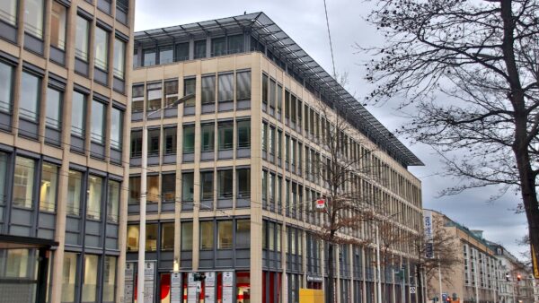 Stadtbezirksamt auf der Hoyerswerdaer Straße - Foto: Anton Launer