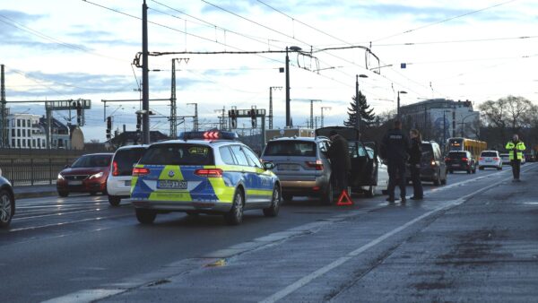 Die Polizei nahm den Unfall auf, die PKW mussten sich mit über die Straßenbahnspur quetschen. Foto: Florian Varga