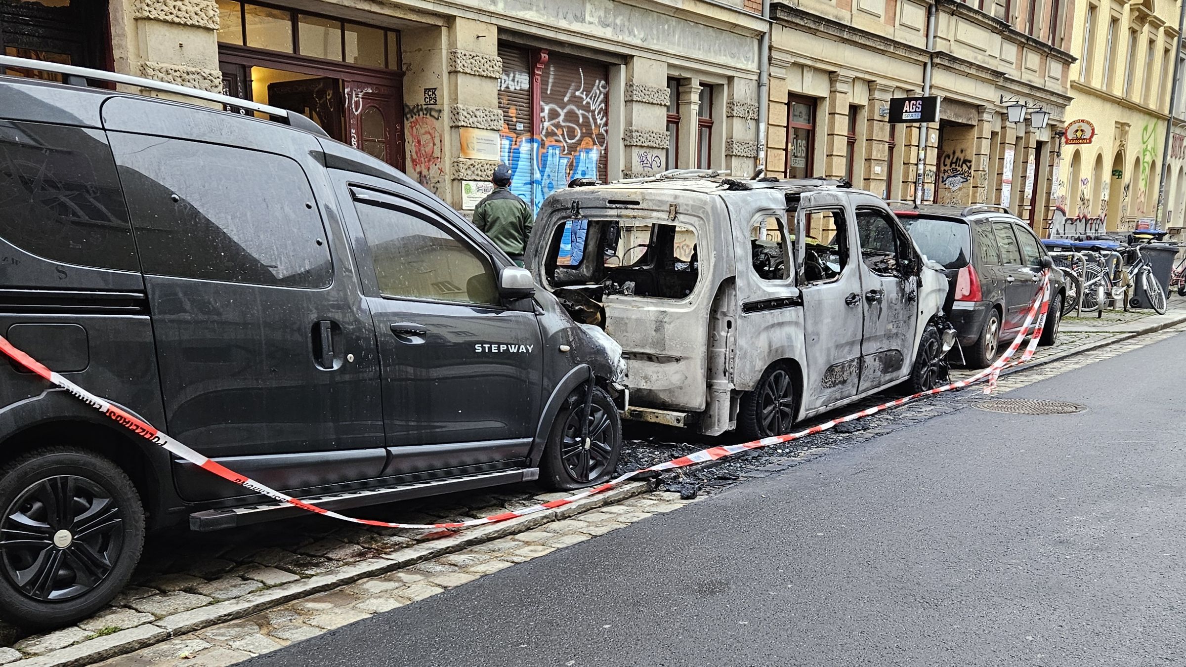 Ausgebrannte Autos auf der Alaunstraße. Foto: Anton Launer