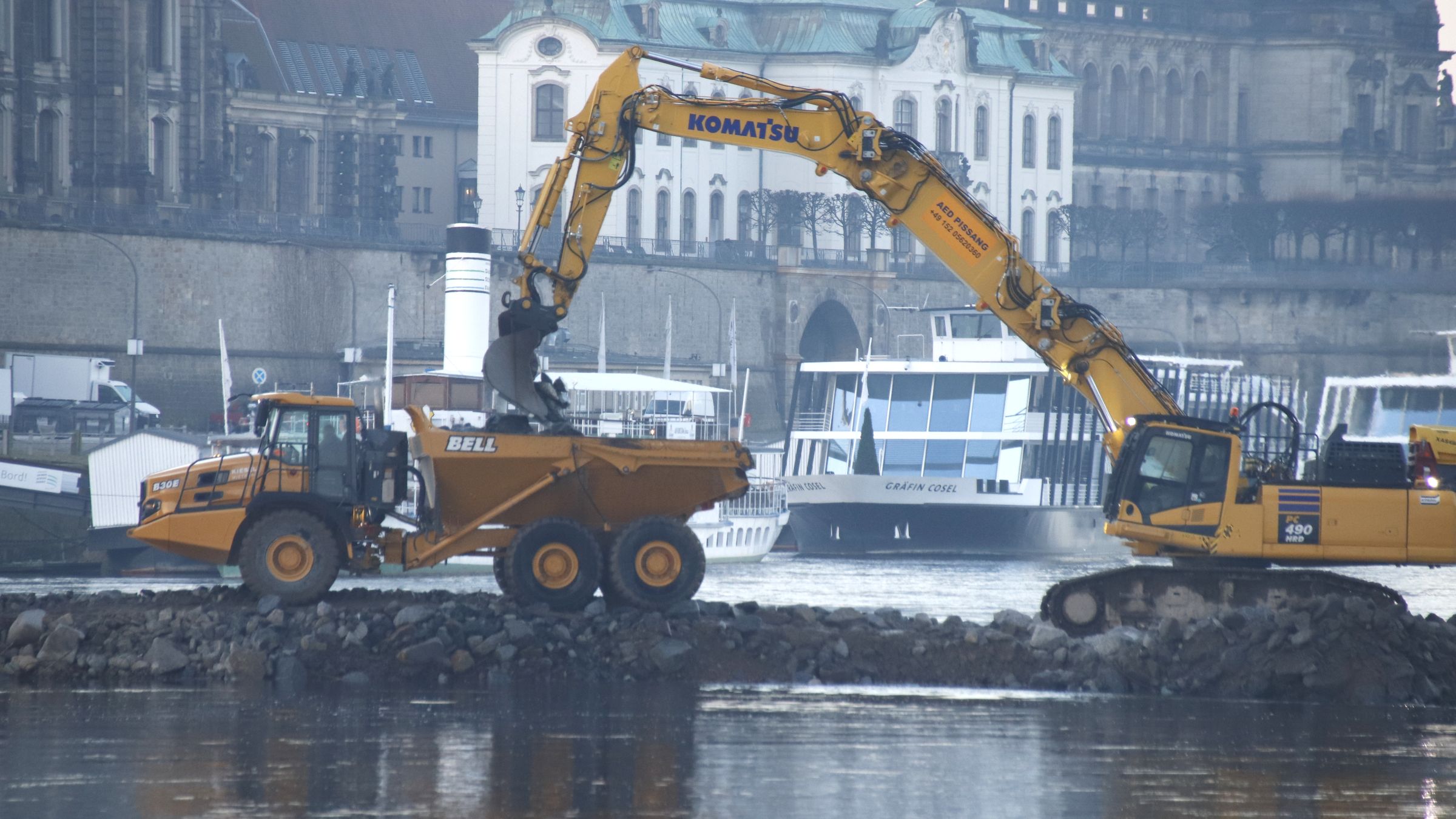 Auf der Altstädter Seite wird derzeit die Baustraße zurückgebaut. Foto: Anton Launer